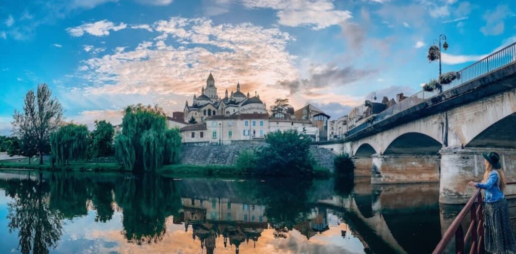 Explorer les Trésors Culturels de la France tout en Perfectionnant sa Méthodologie de Rédaction de Mémoire